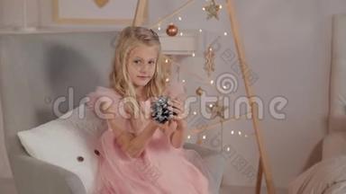 一个九岁的女孩在新年装饰手里拿着一个新年玩具。 2020年新年。